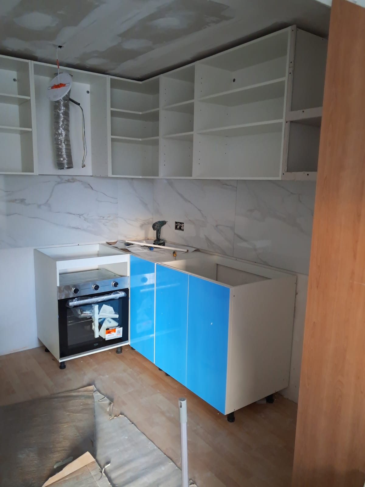 Reforma integral de vivienda en Barcelona con trabajos de albañilería, instalaciones y acabados, realizada por JLC Reformas.